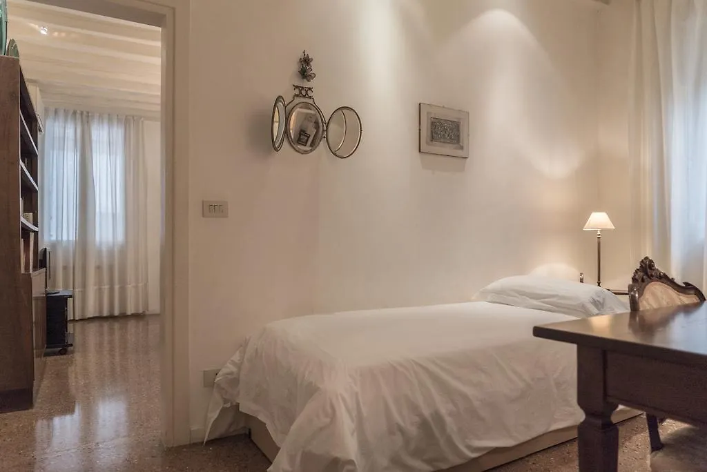 Accademia Terrazza Apartment Venice