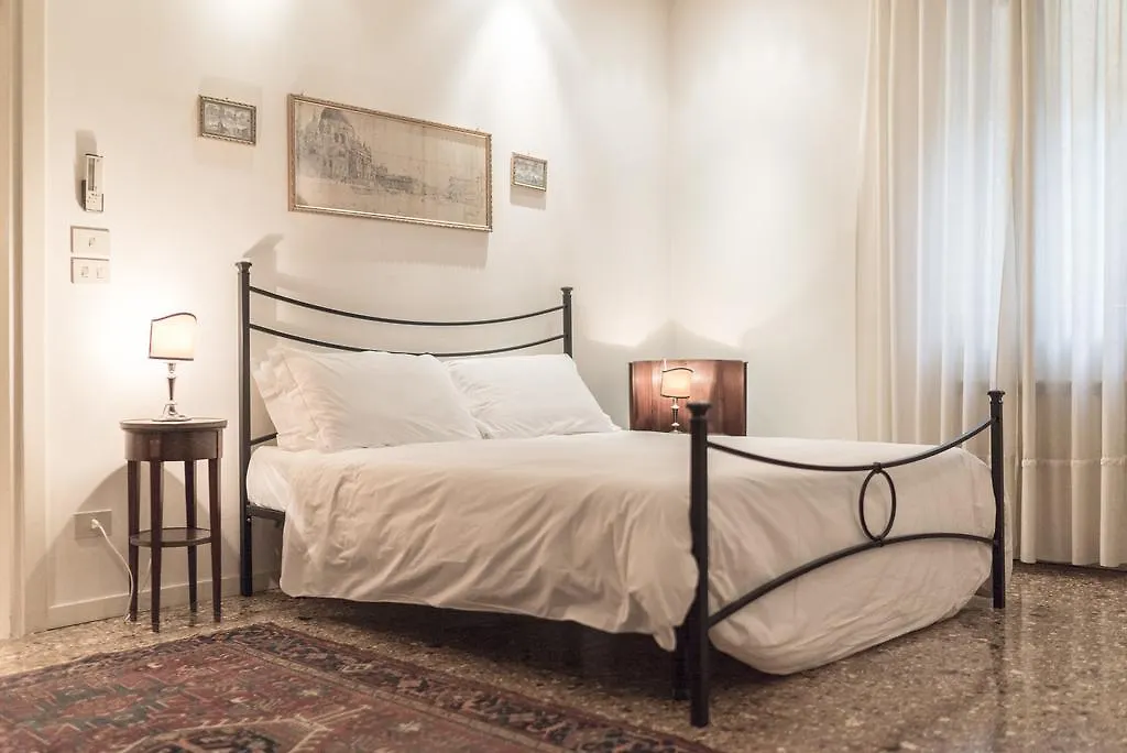 Accademia Terrazza Apartment Venice